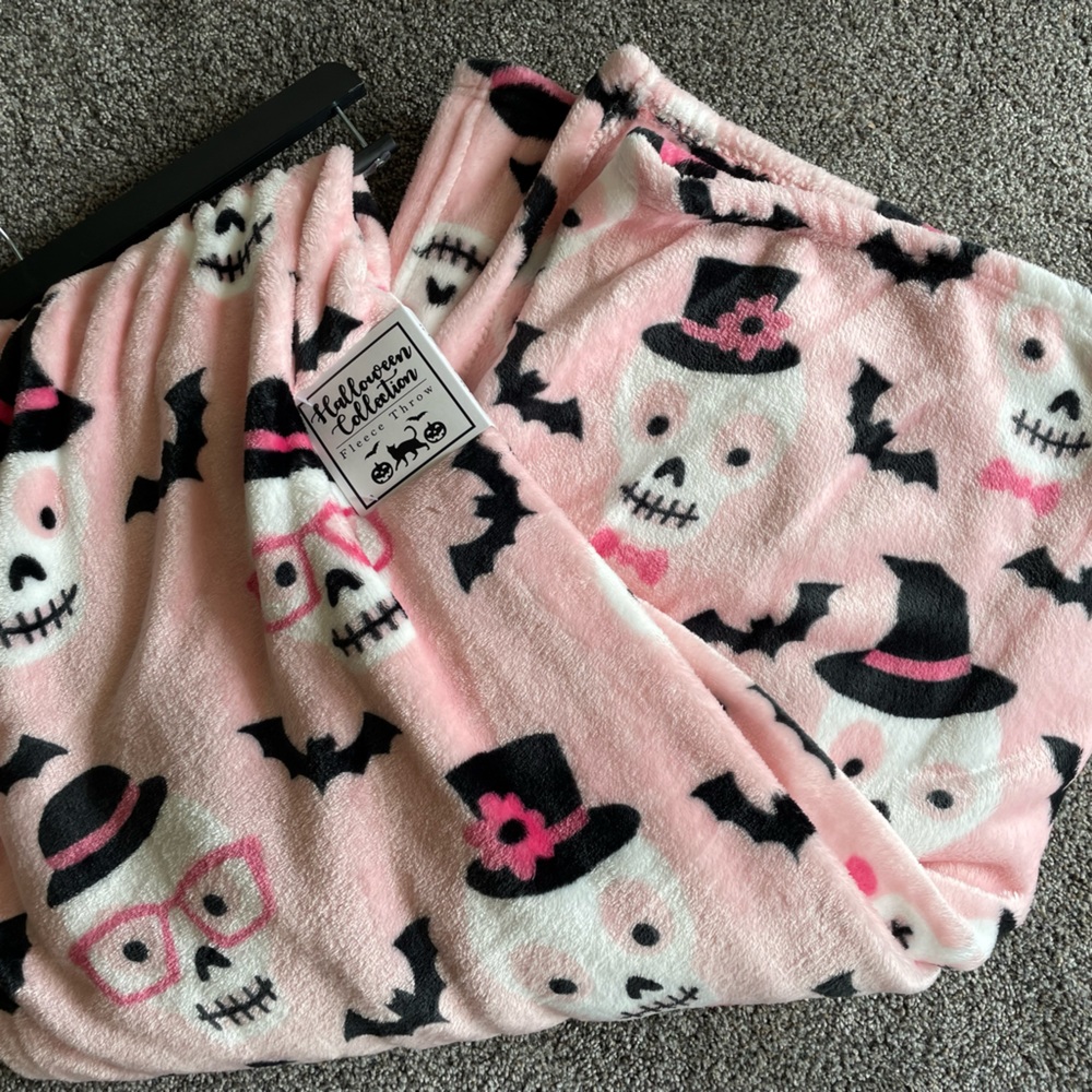 NEW HALLOWEEN COLLECTION THROW BLANKET PINK SKULLS BATS 🦇 🩷💀